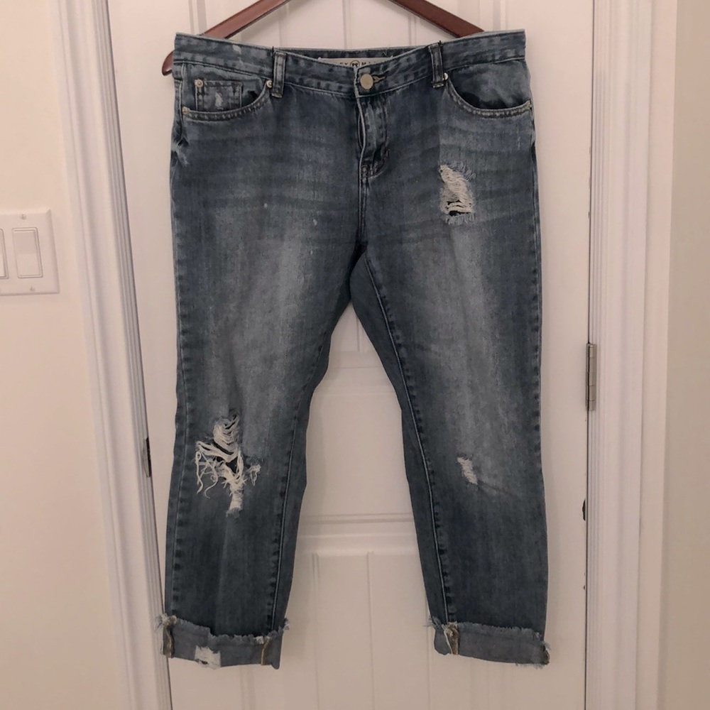 Boyfriend cropped distressed jeans